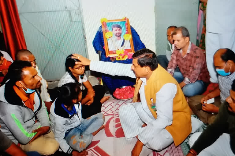 Minister Yadav give four lakh rupees to family of Jawan swimmer Pankaj