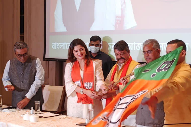 bengali actor srabanti chatterjee joins bjp in kolkata