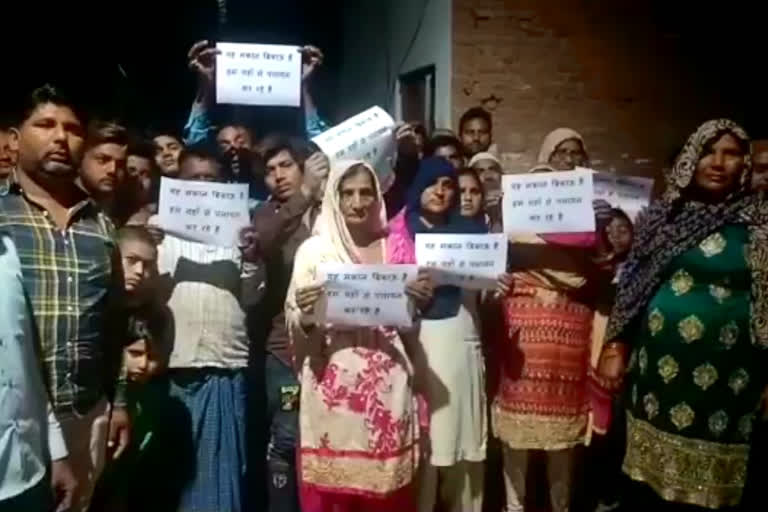 people-put-up-poster-of-this-house-is-for-sale-in-meerut