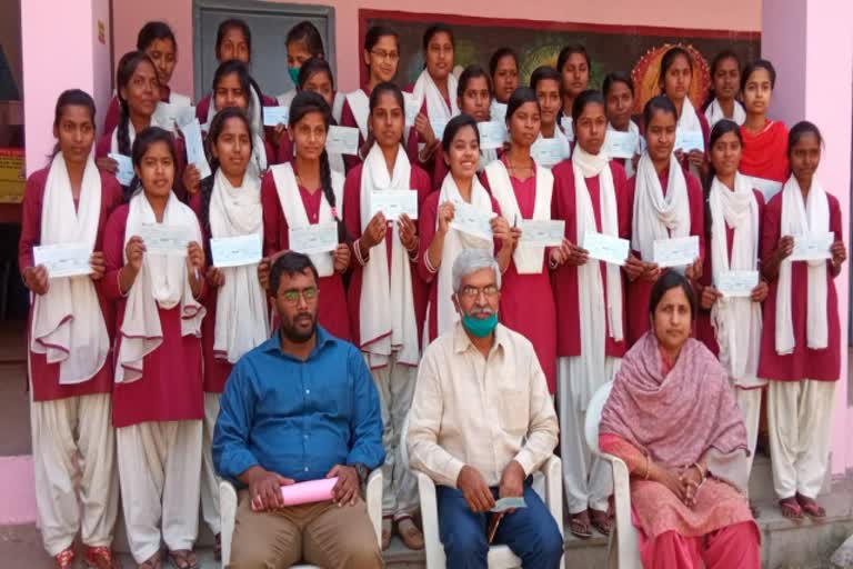ranchi-28-girl-students-of-childag-high-school-get-incentive-money