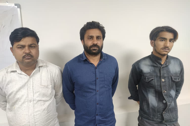 Delhi police arrested 3 crooks in Bindapur of Dwarka