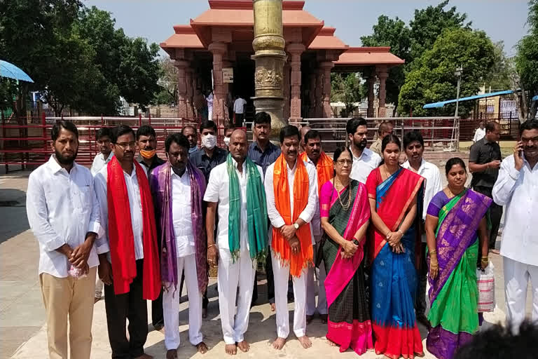 Ministers vemula prashanth reddy, srinivasa goud and surabhi vani visited the Jogulamba temple