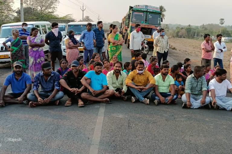 yellandu local people protest against singareni open coal blasting in bhadradri kothagudem district