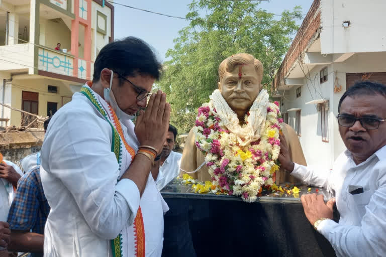 MLA Sridhar Babu paying tributes on the occasion of the 84th birth anniversary of Sripada Rao