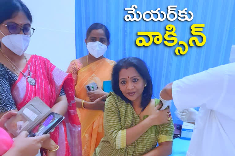 Ghmc Mayor vijaya laxmi Taken corona Vaccine in nims