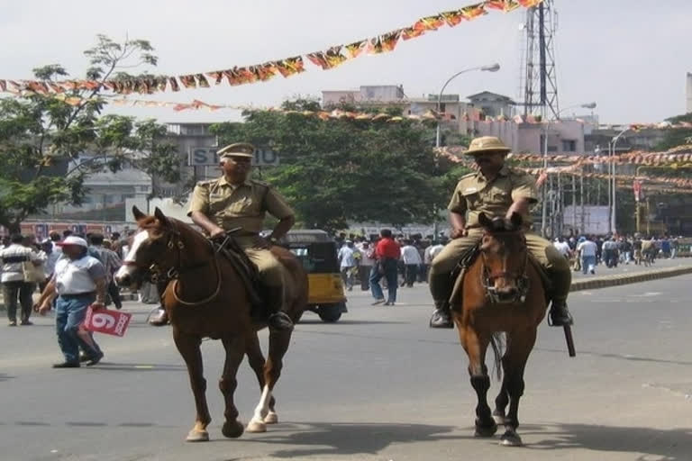 Fuel price hike  UP lawyer wants to ride horse to work  lawyer wants to ride horse to work  lawyer seeks admission to horse riding training school  ഇന്ധന വില വര്‍ധനവ്  ജോലിക്ക് പോകാനായി കുതിരയെ വാങ്ങാനൊരുങ്ങി അഭിഭാഷകന്‍  ഉത്തര്‍പ്രദേശ്  ഇന്ധന വില വര്‍ധനവില്‍ പ്രതിഷേധം