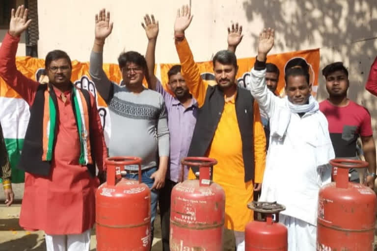 Raxaul Youth Congress protest against increased prices of LPG