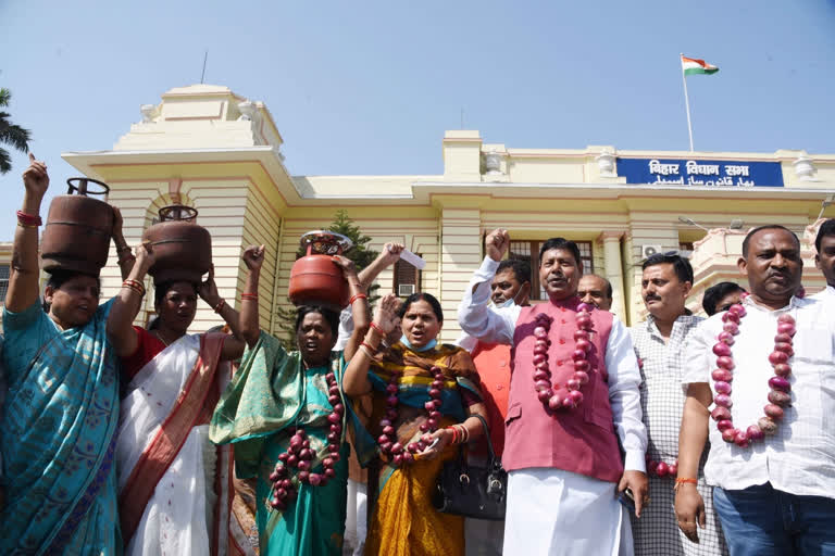 RJD MLAs protest with LPG cylinders, onions in Vidhan Sabha