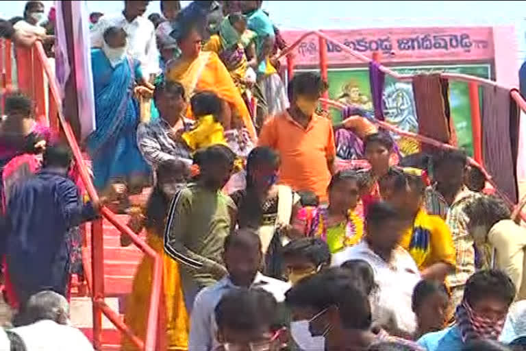 huge crowd of devotees for the temple in lingamattula jatahara in peddagttu in suryapet district