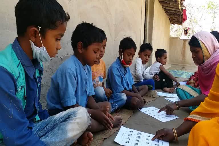 Training given to mother of children for studies under Angana Ma shiksha yojna in Korea Chhattisgarh