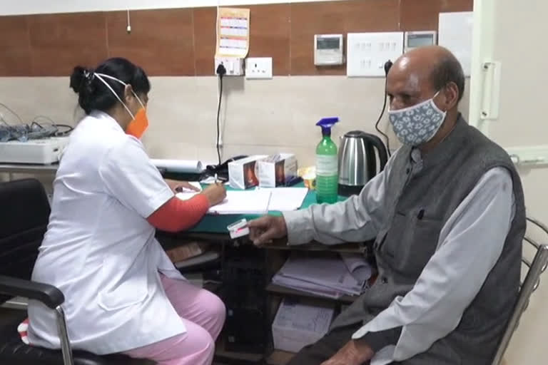 Vaccination started for the elderly in Dehradun