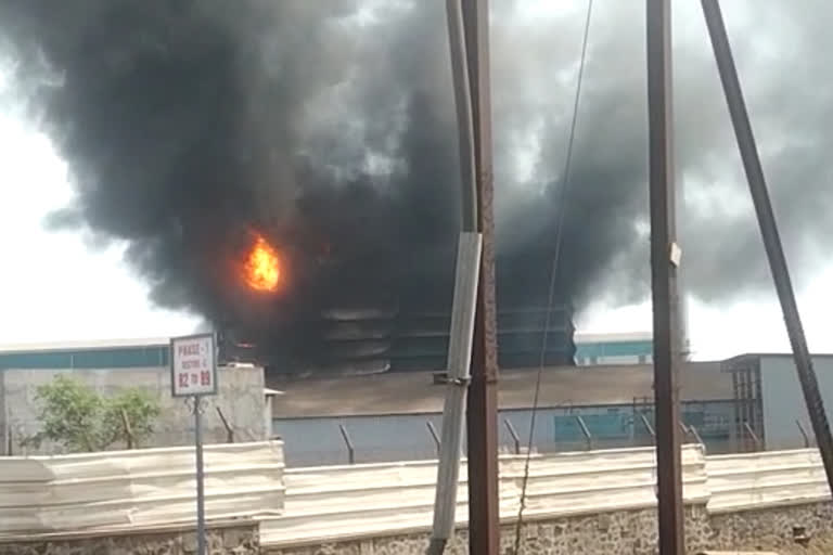 lakshmi industrial estate fire  kohlapur fire breakout  lakshmi industrial estate fire news  ലക്ഷ്‌മി ഇന്‍റസ്ട്രിയൽ എസ്റ്റേറ്റിൽ തീപിടുത്തം  ലക്ഷ്‌മി ഇന്‍റസ്ട്രിയൽ എസ്റ്റേറ്റ് തീപിടുത്തം വാർത്ത  കോലാപൂർ തീപിടുത്തം വാർത്ത