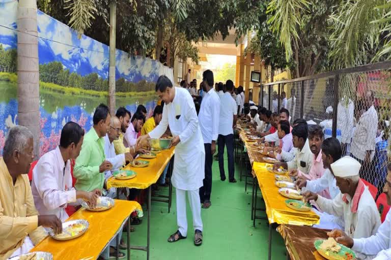 M L A  A . S Patil serve the food in muddebihala