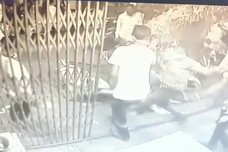 Bottles of beer smashed on the head of a young man in Thane