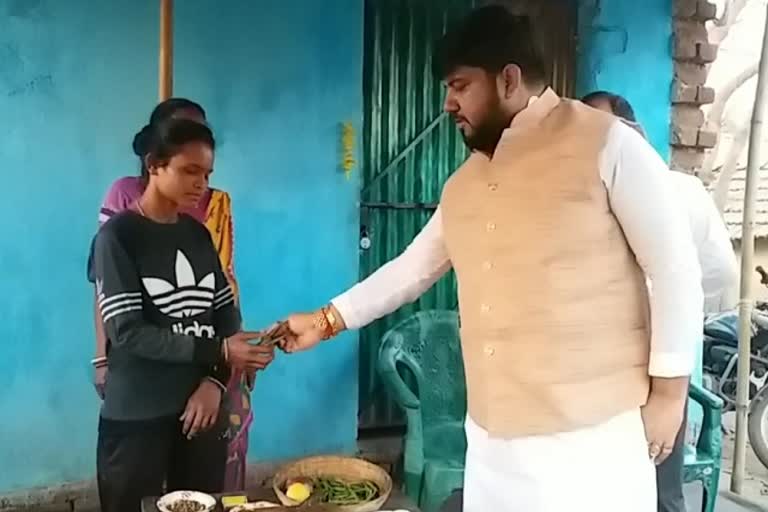 local leader helped archer Mamta Tudu in dhanbad