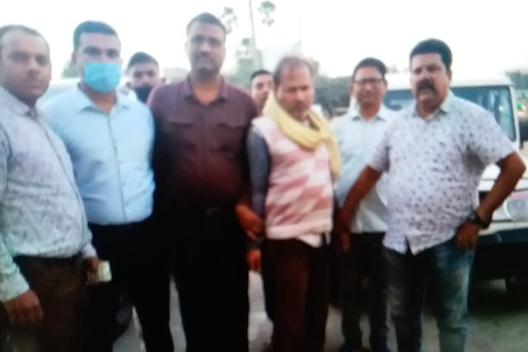 Junior Engineer Dinesh Thakur arrested for taking bribe in Patna