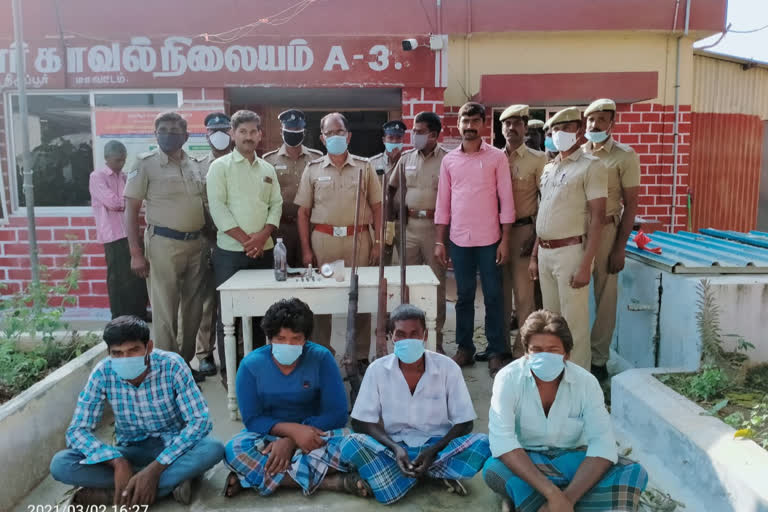 4 arrested for rabbit hunting, 4 arrested for possession of unlicensed country gun, unlicensed country firearm near Tiruppur, நாட்டுத் துப்பாக்கி வைத்திருந்ததால் 4 பேர் கைது, திருப்பூரில் நாட்டுத் துப்பாக்கி வைத்திருந்ததால் 4 பேர் கைது, திருப்பூர் மாவட்டச்செய்திகள், திருப்பூர்