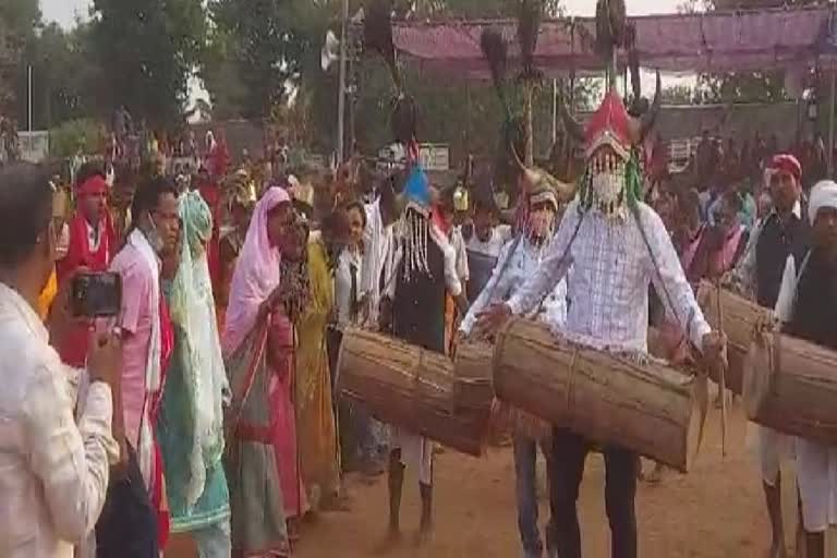 Collector danced in Madai Mela