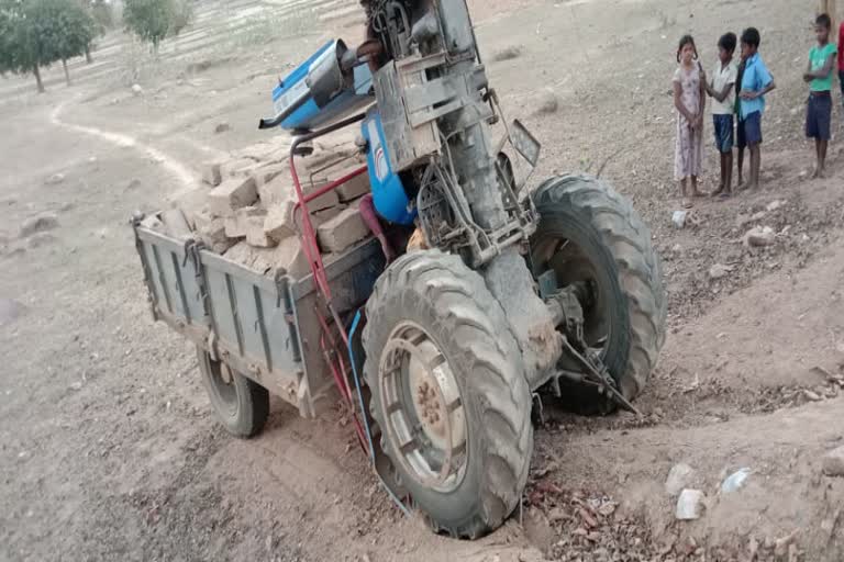 driver-dies-due-to-tractor-trolley-overturning-in-pendra