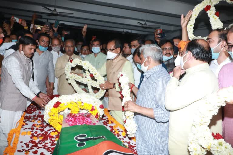 Tributes paid to the body of Nandkumar Chauhan