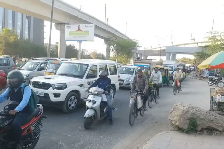 mathura road traffic jam