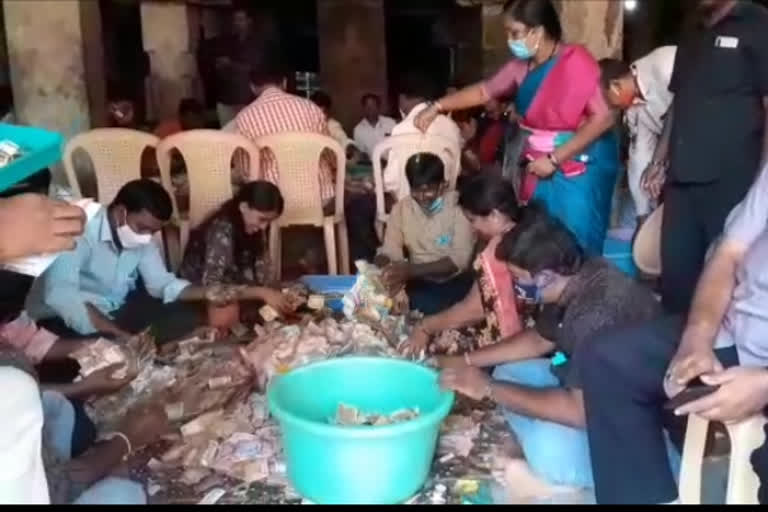 nanjundeshwara-temple-hundi-counting