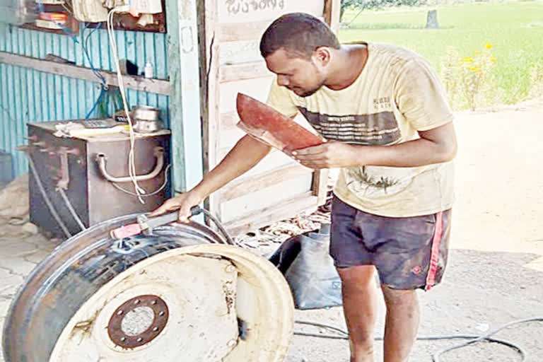 study-ma-med-working-in-puncture-shop