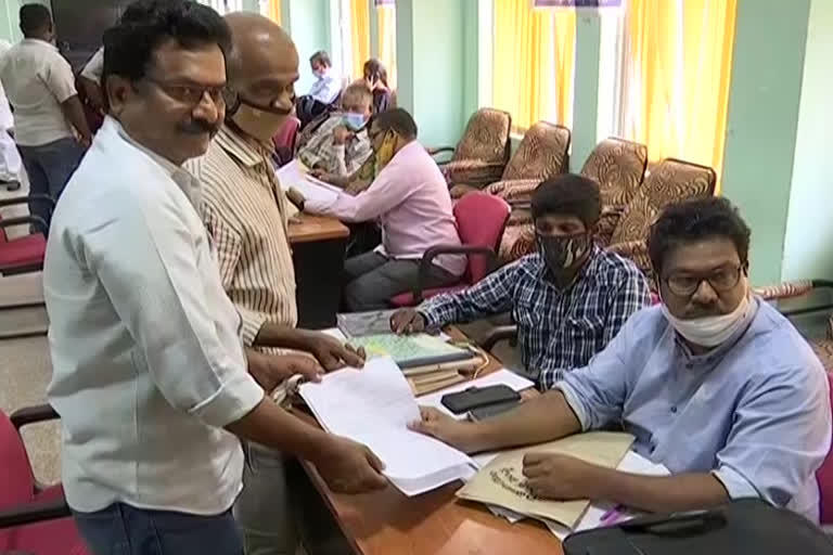 Candidates withdrawing nominations in Vijayanagar