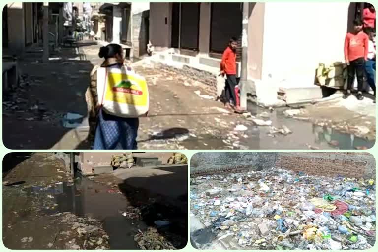 people upset with dirt in mukundpur area of delhi