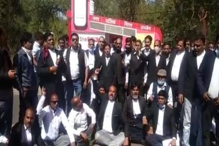 Protestant of Bar Association in Ujjain to register FIR against Tata Company