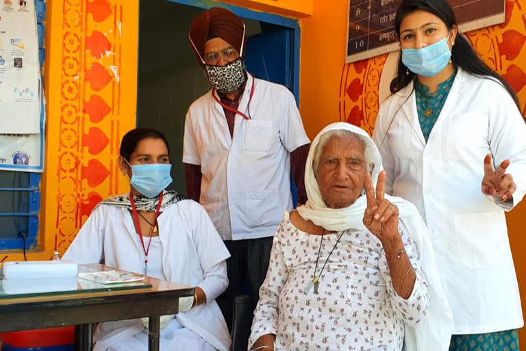 centenarian gets covid vaccine  106-year-old woman gets covid vaccine  covid vaccination phase  Sarjeet Kaur  രാജസ്ഥാൻ  106 വയസുകാരി  കൊവിഡ്‌ വാക്‌സിൻ  കൊവിഡ്‌