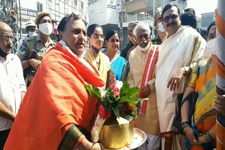 himachal-pradesh-governor-bandaru-dattatreya-at-panchamukhi-temple-rtc-cross-roads-in-hyderabad