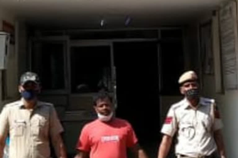 Delhi Police arrested accused with liquor in Defense colony