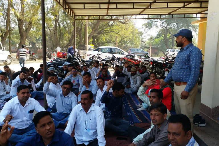 power workers protest against police in Fatehpuri village case tohana