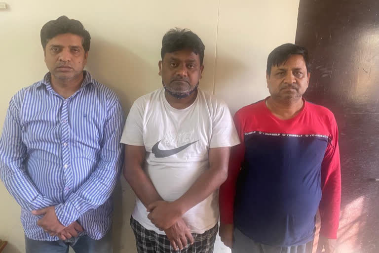 Delhi Crime Branch has arrested three for trying to loot lakhs of rupees by making fake checks