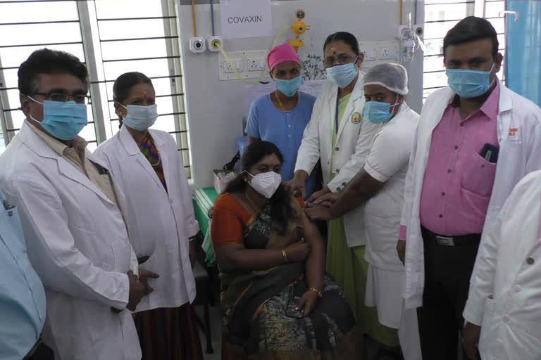 dharmapuri, Covaxine Vaccine for Government election workers, corona Vaccinations for election workers in dharmapuri, Dharmapuri collector S.P.Karthika, தர்மபுரி மாவட்ட ஆட்சியர் எஸ்.பி. கார்த்திகா, dharmapuri latest, தர்மபுரியில் தோ்தல் அலுவலா்களுக்கு கரோனா தடுப்பூசி , கரோனா தடுப்பூசி போட்டக்கொண்ட தோ்தல் அலுவலா்கள்,  தர்மபுரி மாவட்டச்செய்திகள், தர்மபுரி