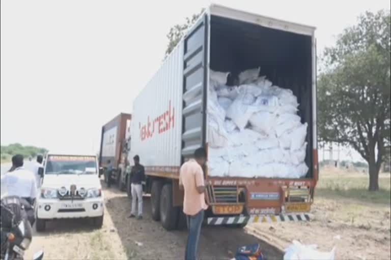 Bag seize flying squad, Two containers full of Edappadi palanisamy school bags, Ramanathapuram Flying squad seized two containers, above 50 thousand school bags seized in Ramanathapuram, ராமநாதபுரத்தில் இரண்டு கன்டெய்னர்கள் பறிமுதல்,  ராமநாதபுரம் தேர்தல் பறக்கும் படை, ராமநாதபுரம் மாவட்டச்செய்திகள், ராமநாதபுரம், Ramanathapuram