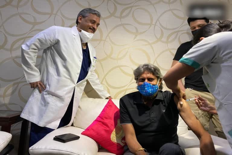 Veteran cricketer Kapil Dev received his first dose of #COVID19Vaccine at Fortis Hospital today.