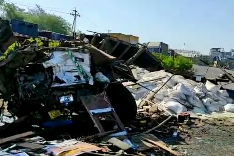 Truck and Eicher accident near Nashik