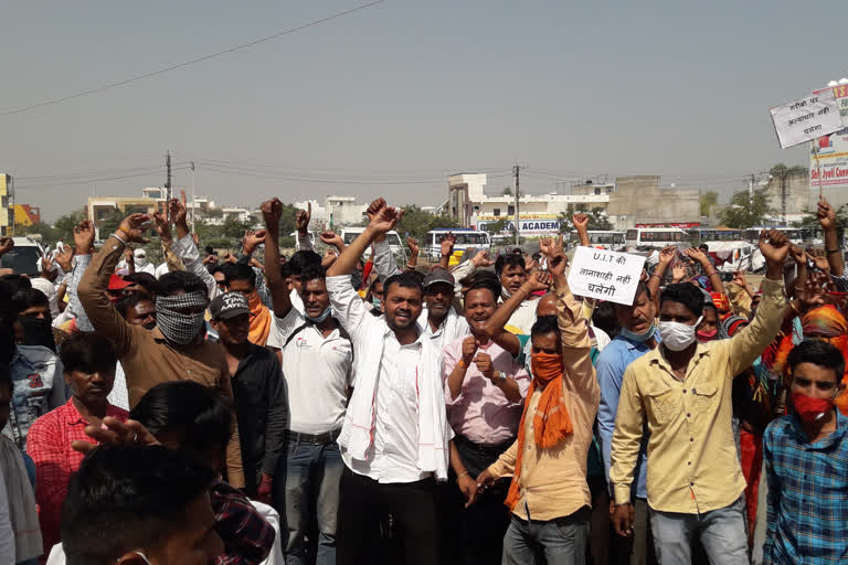 आमजन ने थाने के सामने युआईटी का घेराव, peolpe surrounded UIT in front of the police station