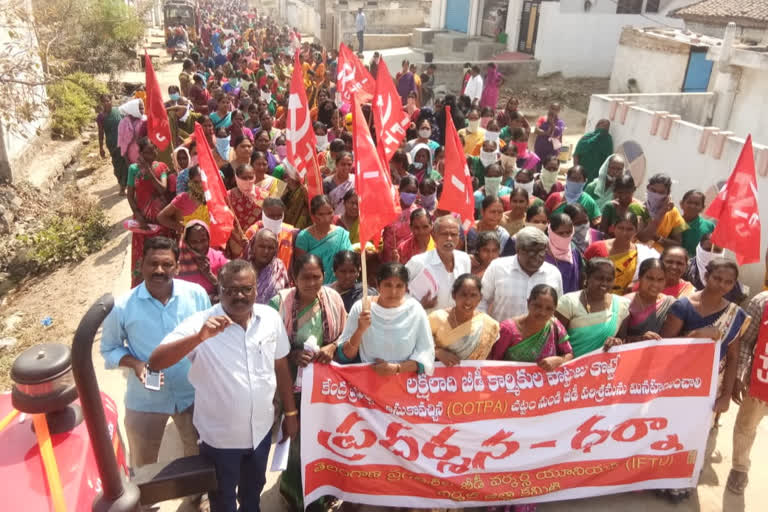 Beedi workers staged a dharna