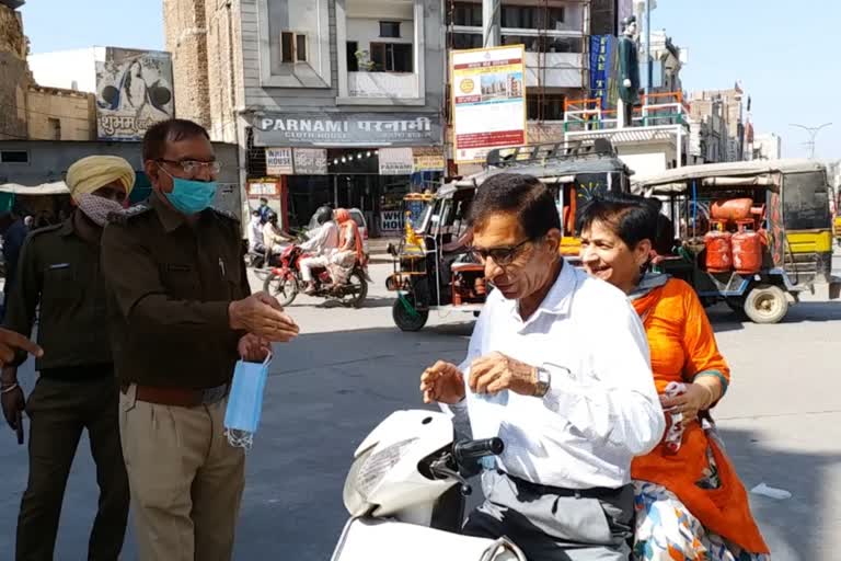 sirsa police distributes masks