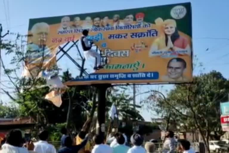 farmers tear cm manohar lal posters