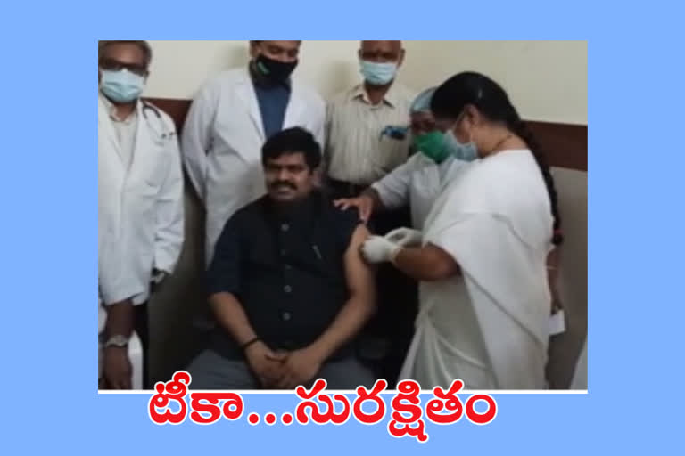 కొవిడ్ టీకా తీసుకుంటున్న  కలెక్టర్​ రేవు ముత్యాల రాజు