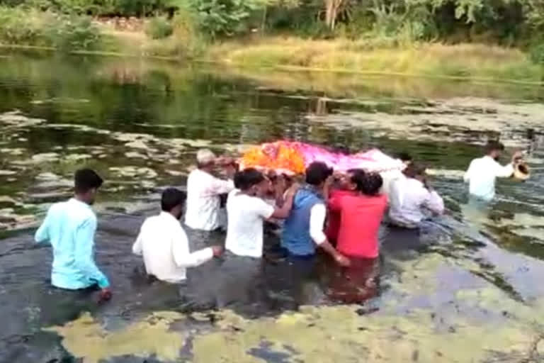 Udaipur's latest news, There is no culvert on the river in Bedla village, Dead bodies are taken to Mokshadham on the shoulder