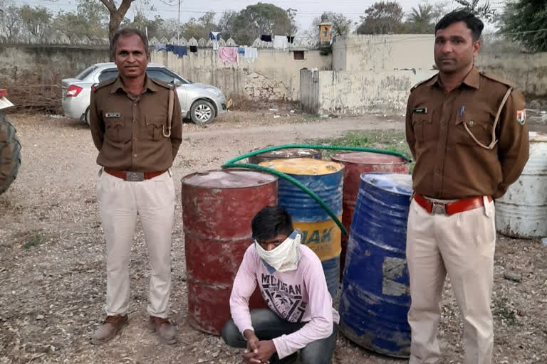 पेट्रोलियम पदार्थ के साथ के आरोपी गिरफ्तार, Accused with petroleum substance arrested