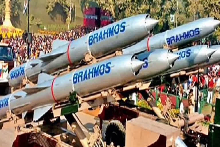 BrahMos missiles  BrahMos missiles supply  India signs key pact with Philippines  sale of defence equipment  BrahMos cruise missiles  Sukhoi fighter aircraft  ഇന്ത്യയുടെ കരുത്തായ ബ്രഹ്മോസ് വാങ്ങാനൊരുങ്ങി ഫിലിപ്പൈൻസ്  ബ്രഹ്മോസ്  ന്യൂഡൽഹി  ഇന്ത്യയുടെ കരുത്തായ ബ്രഹ്മോസ് ഇനി ഫിലിപ്പൈൻസിനും സ്വന്തം