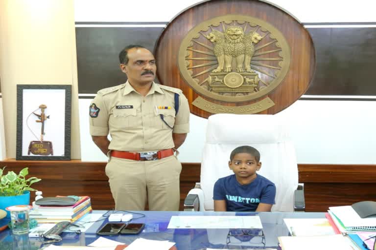 A boy suffering from cancer.. fulfilled his dream by sitting in SP's chair