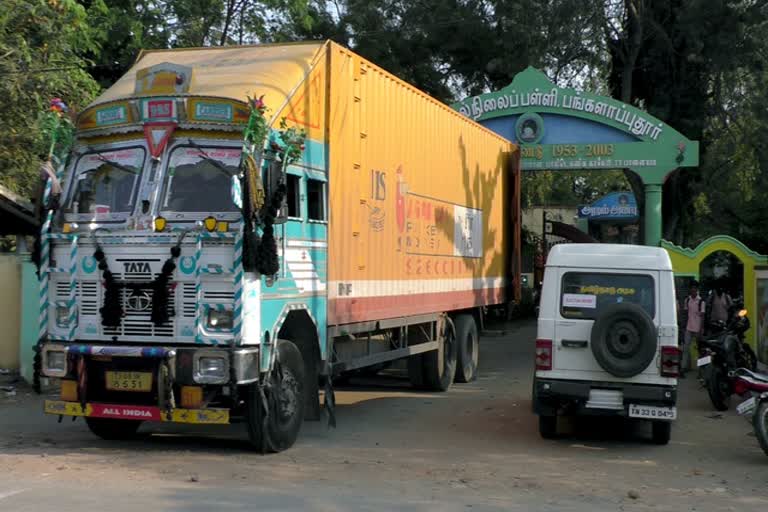 புத்தகப் பைகளை பள்ளியில் இறக்கி வைக்க திமுகவினர் எதிர்ப்பு