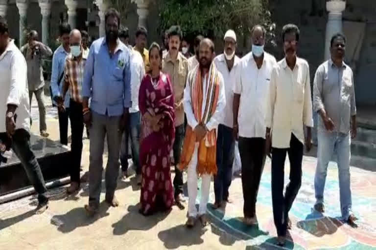 former mla chengala venkatrao at upamaka venkateswaraswamy temple